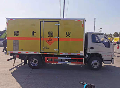 米东爆破器材运输车工人安全操作规范与智能技术保障